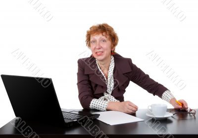Middle-aged woman at the table, a laptop