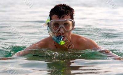 The man in the sea in a mask