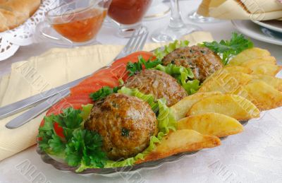 Meatballs with herbs and potatoes