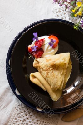 Pancakes, strawberries and cream
