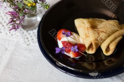 Pancakes, strawberries and cream