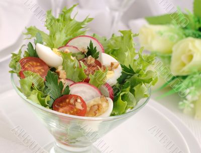 Salad of summer vegetables with quail eggs