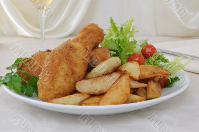 Chicken drumsticks with breadcrumbs with potatoes and salad