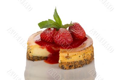 Cheesecake, strawberries, coulis and mint