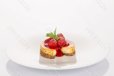 Cheesecake, strawberry, coulis and mint