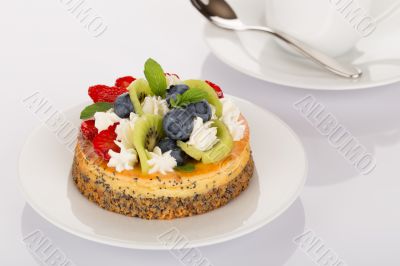 Cheesecake, strawberries, blueberries and kiwi