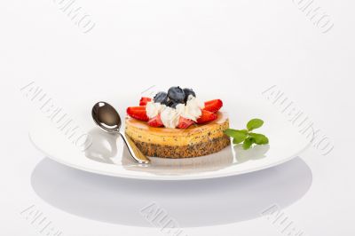 Cheesecake, strawberries and blueberries