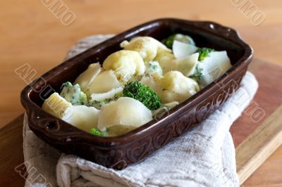 Gratin of cauliflower and broccoli