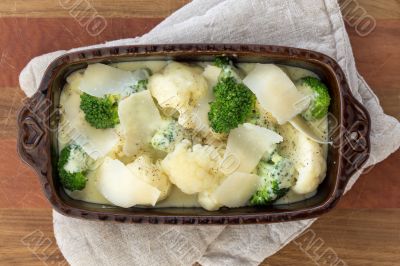 Gratin of cauliflower and broccoli