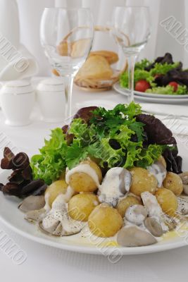  Potatoes with mushrooms and cream sauce