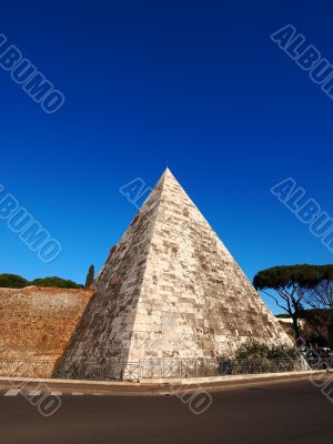 Pyramide in Rome