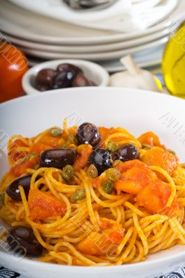 spaghetti pasta puttanesca