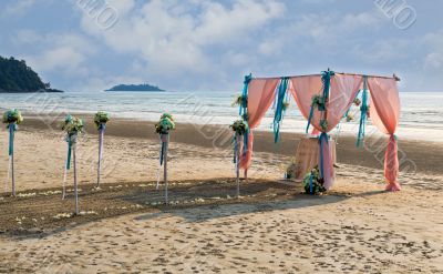 Flower decoration at the beach wedding