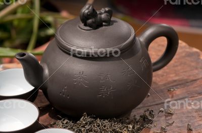 chinese green tea pot and cups