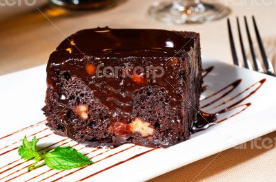 chocolate and walnuts cake