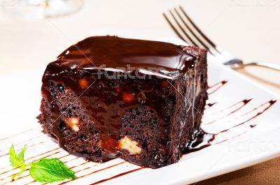 chocolate and walnuts cake