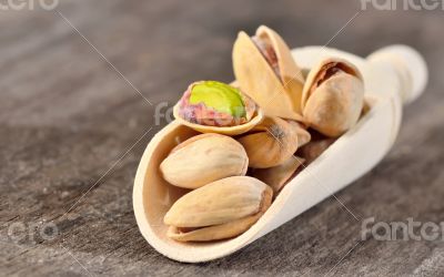 raw pistachio nuts