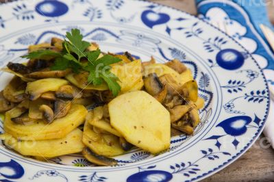 Baked potatoes with mushrooms and curcuma