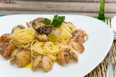 Spaghetti with razorshelsl and olive oil