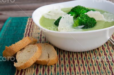 Broccoli cream soup with cheese