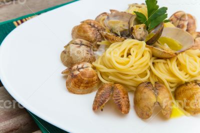 Spaghetti with razorshells and olive oil
