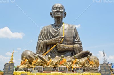Large statue of Luang Pho To monks
