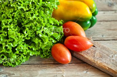 lettuce salad, tomatoes and bell pepper 