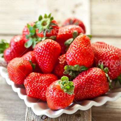 plate with fresh strawberries 
