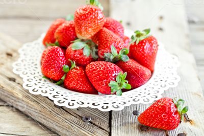 plate with fresh strawberries 