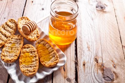 crackers in plate and honey 