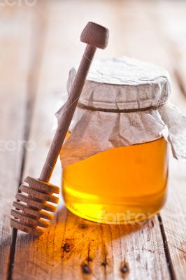 full honey pot and honey stick 