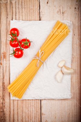 uncooked pasta with tomatoes and garlic