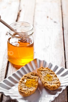 crackers in plate and honey 
