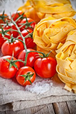 uncooked pasta and fresh tomatoes 