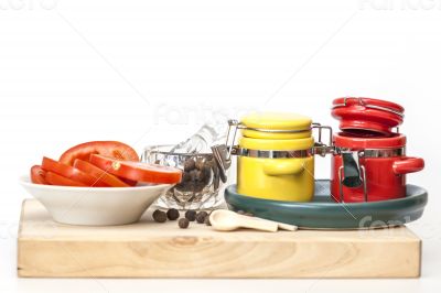 Black pepper, slices of tomato and containers