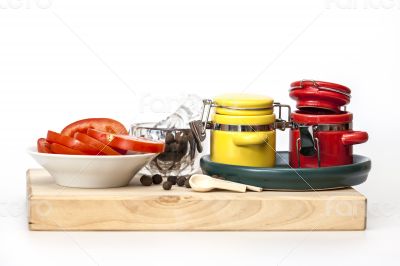 Black pepper, slices of tomato and containers