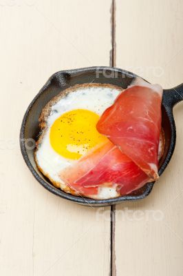 egg sunny side up with italian speck ham