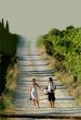 Paar spaziert | couple is having a walk