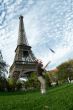 artist at eiffel tower