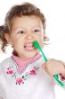 girl cleaning the teeth