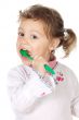 girl cleaning the teeth