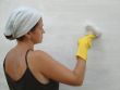 The woman paints a wall