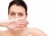woman has closed the mouth