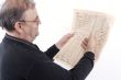 Senior liest Zeitung