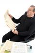 Senior liest Zeitung