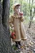 girl eat apple