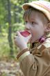 girl eat apple