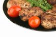 Cutlets and tomatoes