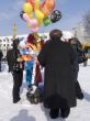 The seller of balloons in a suit of the clown.