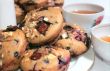 Muffins cakes on the plate and tea cups
